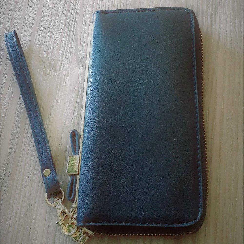 Wristlet holds many cards.